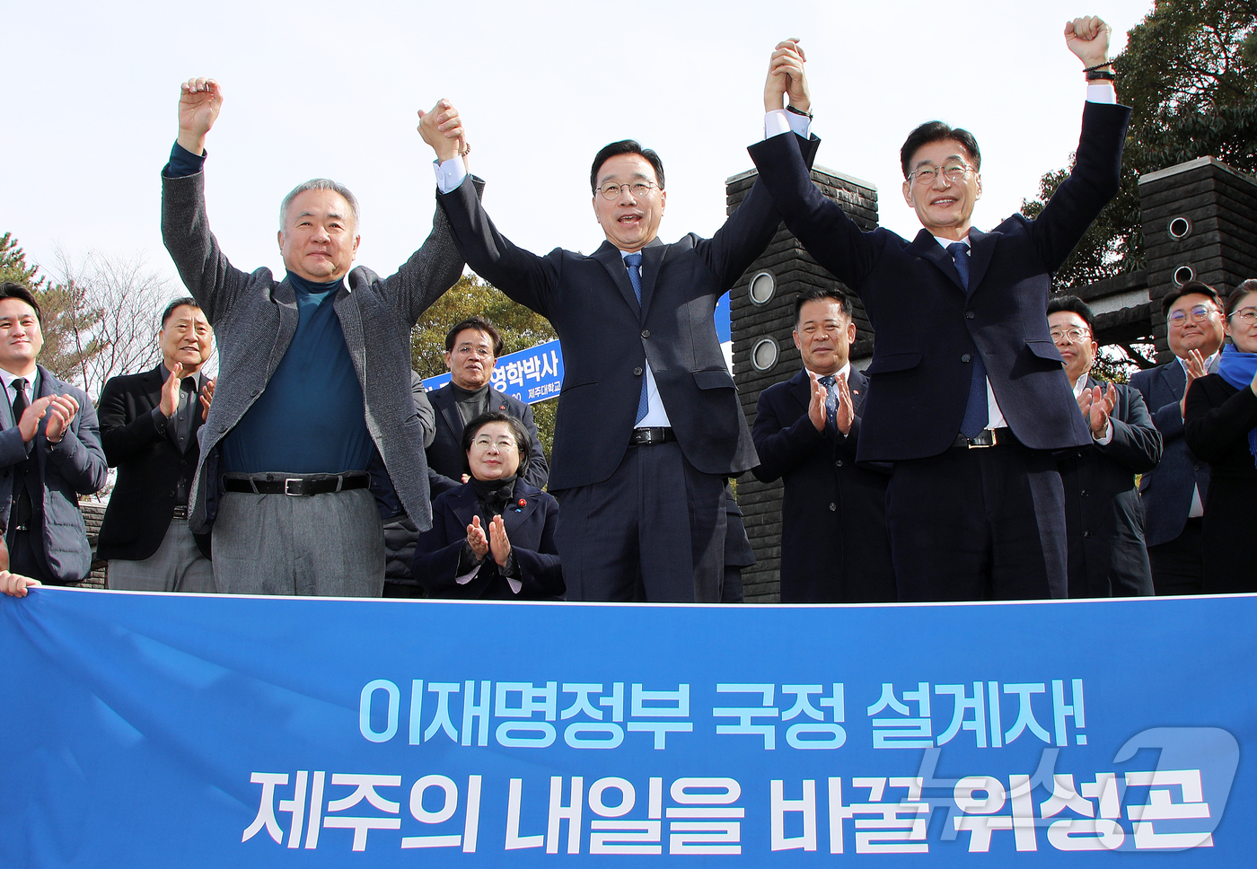 (제주=뉴스1) 오미란 기자 = 위성곤 국회의원(제주 서귀포시·가운데)이 19일 오후 제주시 아라1동 제주대학교 앞에서 제9회 전국동시지방선거 제주특별지차도지사 선거 출마 기자회견 …