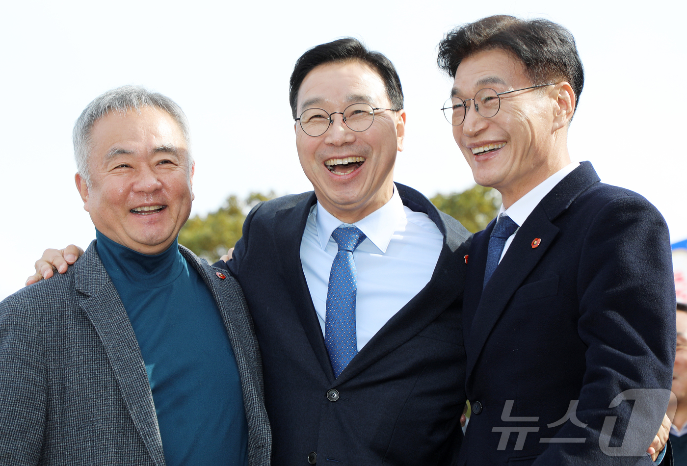 (제주=뉴스1) 오미란 기자 = 위성곤 국회의원(제주 서귀포시·가운데)이 19일 오후 제주시 아라1동 제주대학교 앞에서 제9회 전국동시지방선거 제주특별지차도지사 선거 출마 기자회견 …