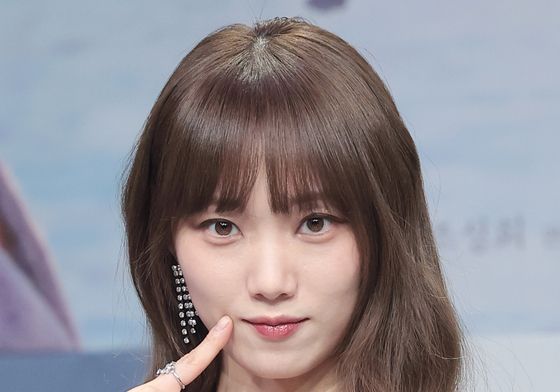 이성경, 찬란한 미모