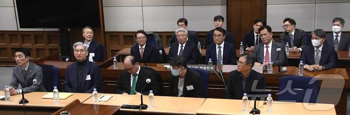 (서울=뉴스1) = 윤석열 전 대통령이 19일 오후 서울 서초구 서울중앙지방법원에서 열린 12·3 비상계엄 관련 내란 우두머리 혐의 사건 1심 선고공판에 출석해 자리에 앉아 있다. …