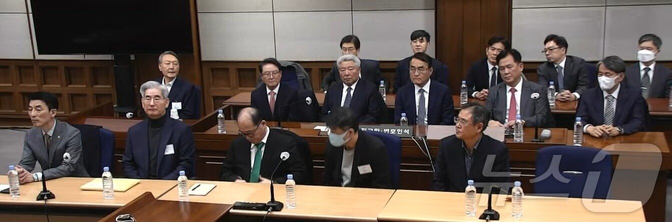 본문 이미지 - 윤석열 전 대통령이 19일 오후 서울 서초구 서울중앙지방법원에서 열린 12·3 비상계엄 관련 내란 우두머리 혐의 사건 1심 선고공판에 출석해 자리에 앉아 있다. (서울중앙지법 제공. 재판매 및 DB 금지) 2026.2.19 ⓒ 뉴스1