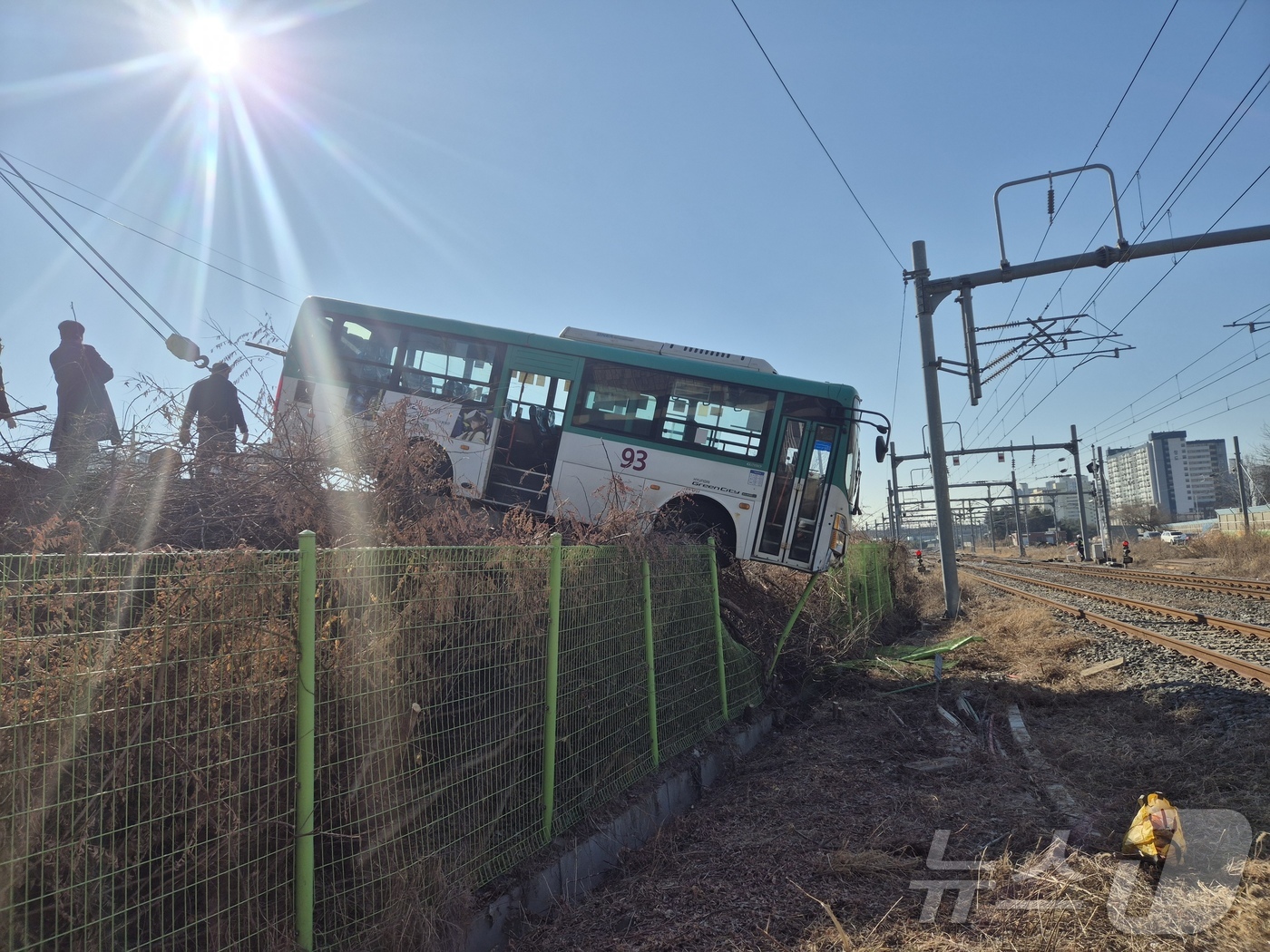 (파주=뉴스1) 황덕현 기후환경전문기자 = 19일 경기 파주 문산읍 통일로에서 비무장지대의 유일한 노선인 93번 버스가 철로를 향해 돌진하다가 멈춰섰다. (독자제공, 재판매 및 D …
