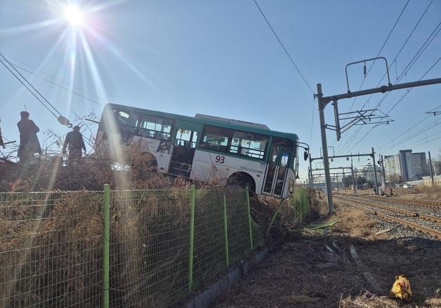 파주서 시내버스 철로로 돌진 '아찔'