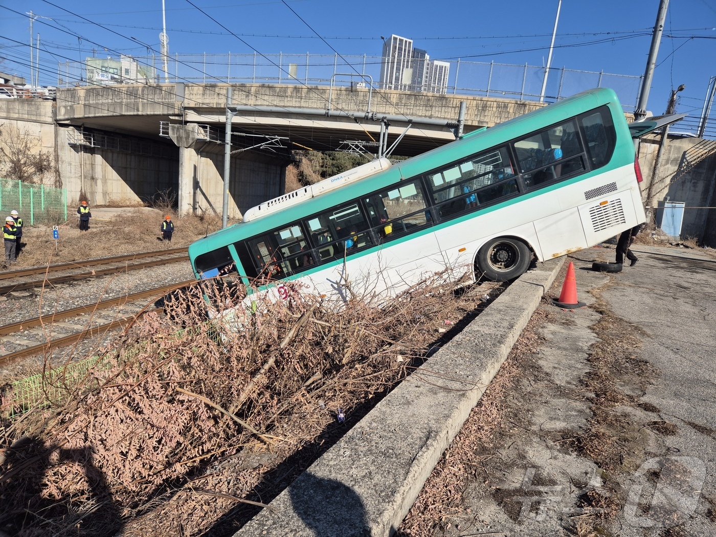 (파주=뉴스1) 황덕현 기후환경전문기자 = 19일 경기 파주 문산읍 통일로에서 비무장지대의 유일한 노선인 93번 버스가 철로를 향해 돌진하다가 멈춰섰다. (독자제공, 재판매 및 D …