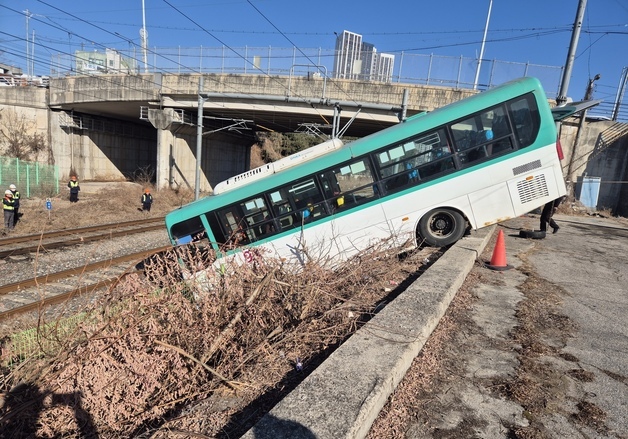 설 명절 뒤 파주 문산읍에서 시내버스 철로 돌진