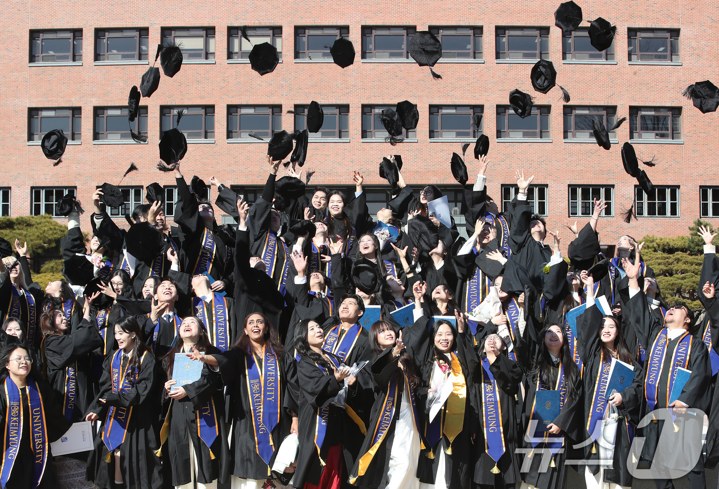 (대구=뉴스1) 공정식 기자 = 19일 오후 대구 달서구 계명대학교 성서캠퍼스에서 열린 2025학년도 전기 학위수여식을 마친 외국인 유학생들이 학사모를 던지며 졸업을 축하하고 있다 …