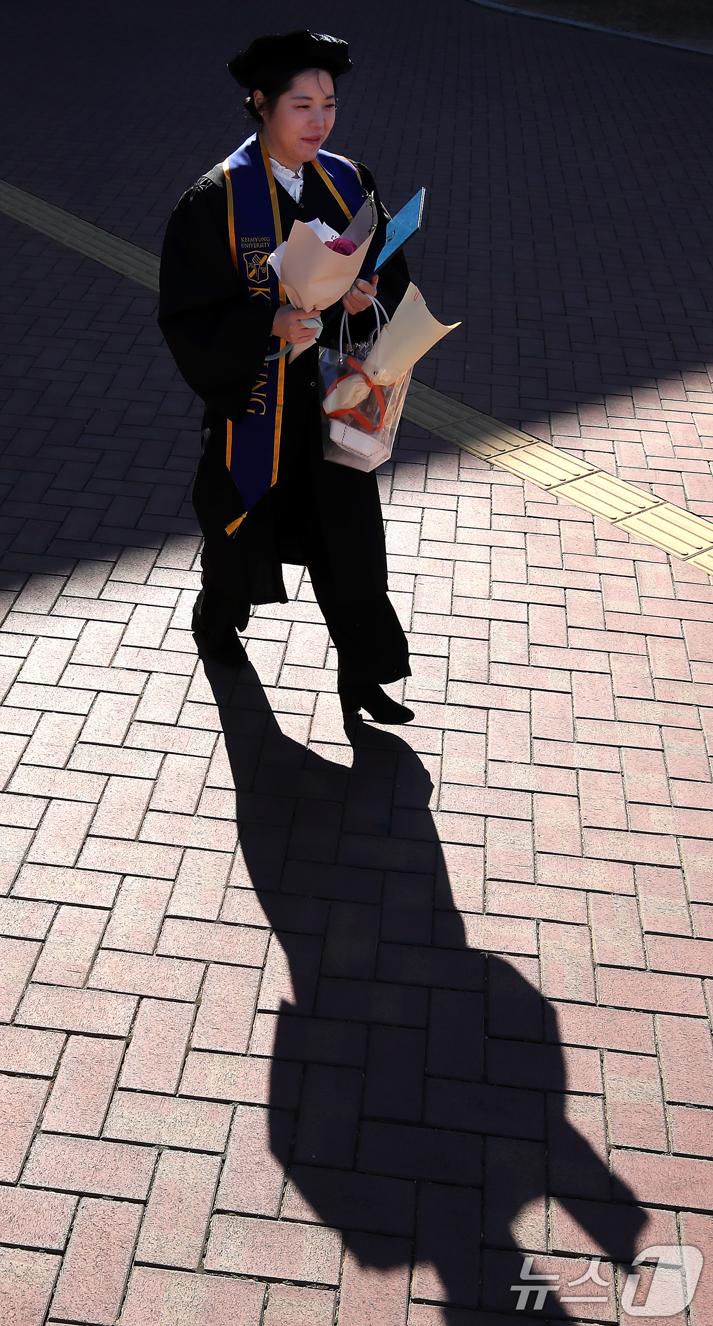 (대구=뉴스1) 공정식 기자 = 19일 오후 대구 달서구 계명대학교 성서캠퍼스에서 열린 2025학년도 전기 학위수여식을 마친 졸업생이 건물을 나서고 있다. 2026.2.19/뉴스1 …