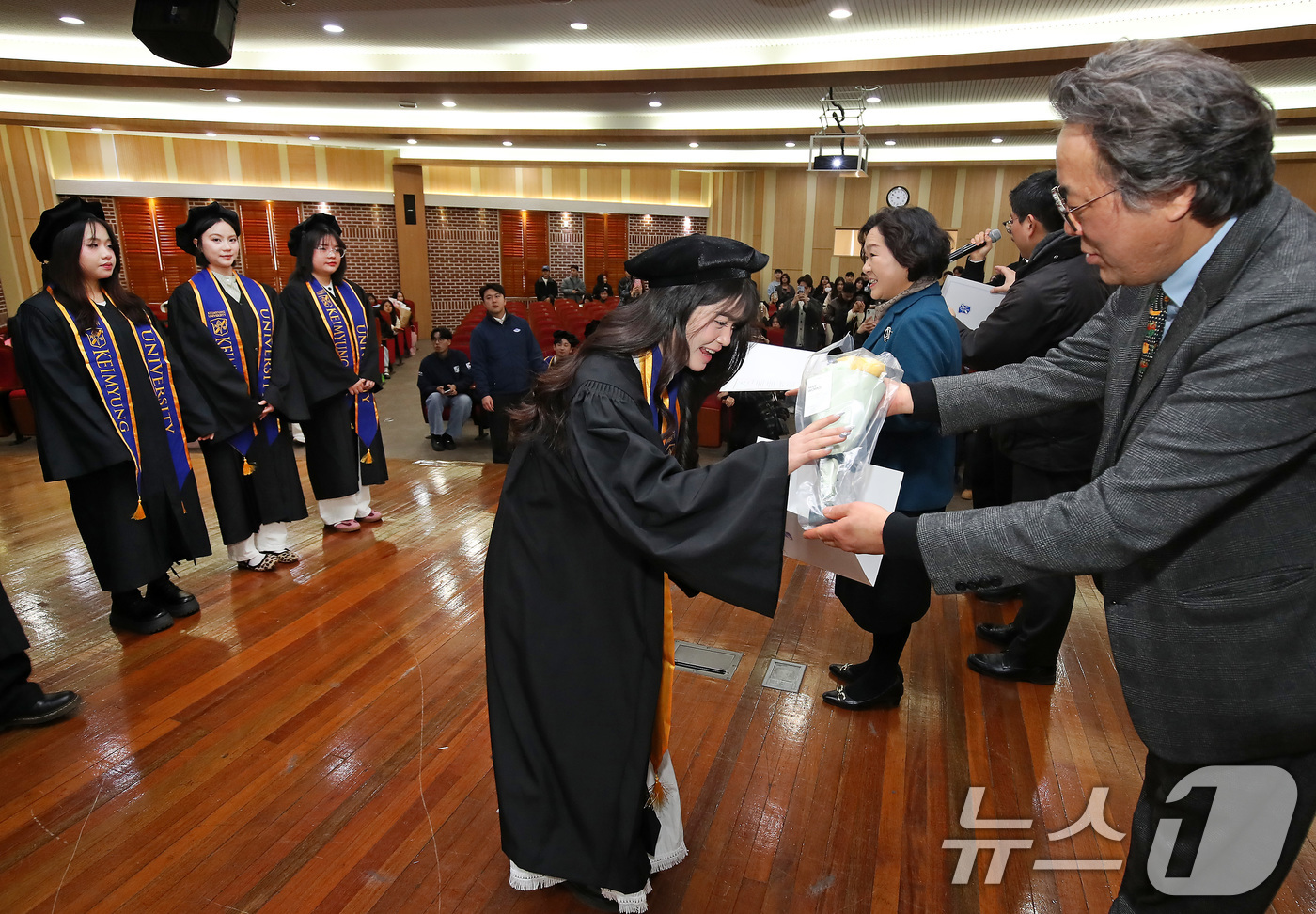 (대구=뉴스1) 공정식 기자 = 19일 오후 대구 달서구 계명대학교 성서캠퍼스에서 열린 2025학년도 전기 학위수여식을 마친 외국인 유학생들이 축하 꽃다발과 격려 편지를 받고 있다 …