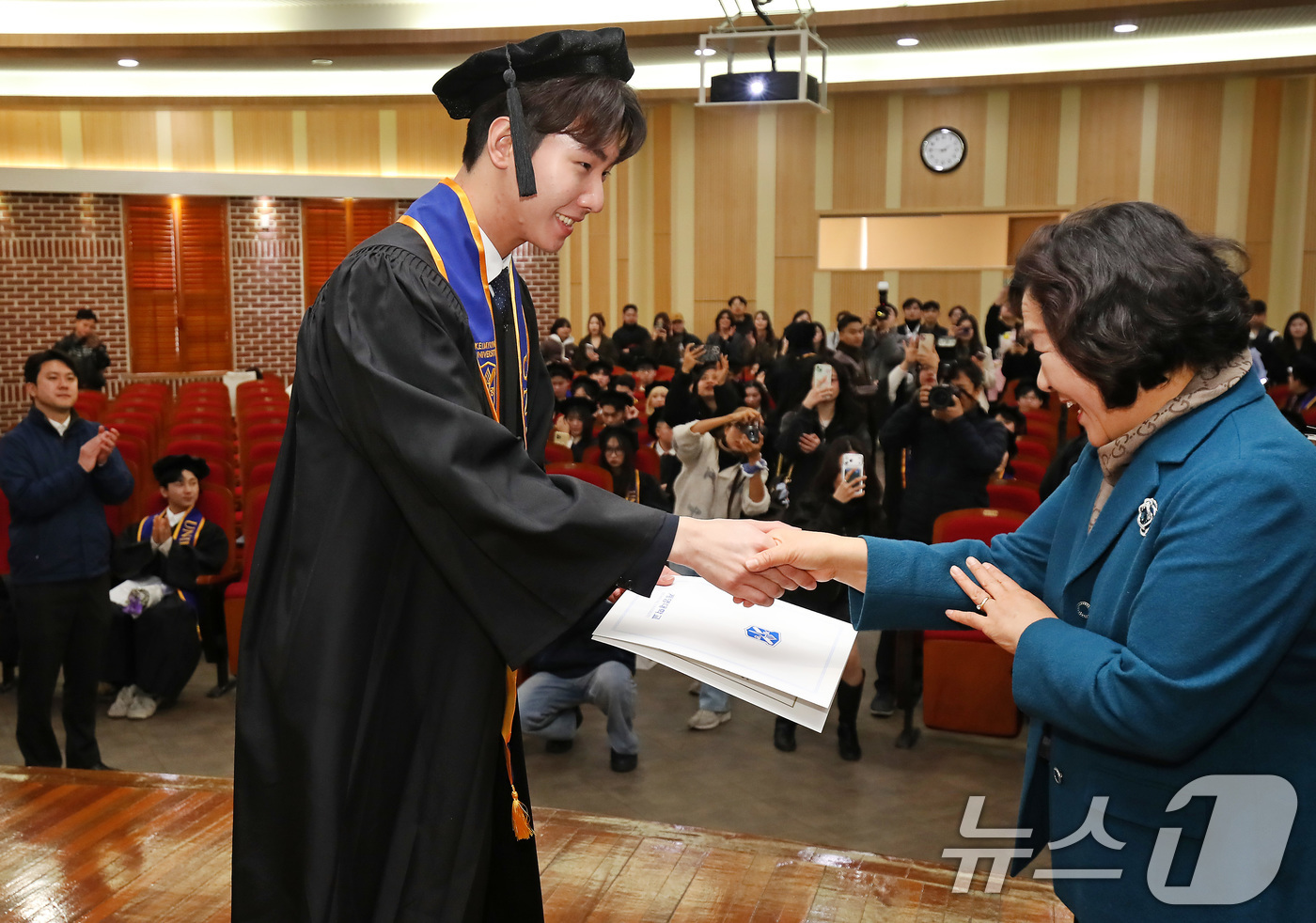 (대구=뉴스1) 공정식 기자 = 19일 오후 대구 달서구 계명대학교 성서캠퍼스에서 열린 2025학년도 전기 학위수여식을 마친 외국인 유학생들이 축하 꽃다발과 격려 편지를 받고 있다 …