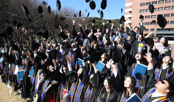봄 기운 완연한 우수(雨水) '졸업 축하'