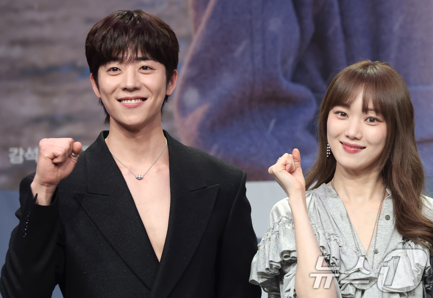 (서울=뉴스1) 권현진 기자 = 배우 채종협과 이성경(오른쪽)이 19일 오후 서울 마포구 MBC 상암 신사옥에서 열린 MBC 새 금토드라마 ‘찬란한 너의 계절에’(극본 조성희) 제 …