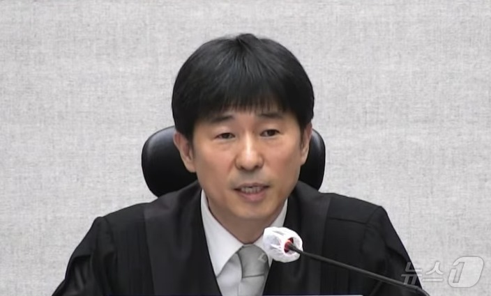 (서울=뉴스1) = 지귀연 부장판사가 19일 오후 서울 서초구 서울중앙지방법원에서 열린 12·3 비상계엄 관련 윤석열 전 대통령 내란 우두머리 혐의 사건 1심 선고공판에서 변호인 …