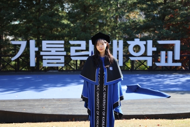 '개교 170주년' 가톨릭대, 새 학위복 공개…디자이너 이상봉 작품
