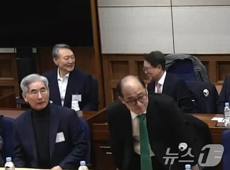 (서울=뉴스1) = 윤석열 전 대통령이 19일 오후 서울 서초구 서울중앙지방법원에서 열린 12·3 비상계엄 관련 내란 우두머리 혐의 사건 1심 선고공판에 출석해 변호인과 대화를 나 …