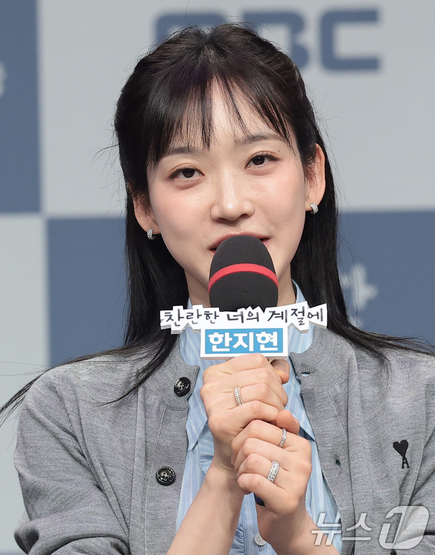 (서울=뉴스1) 권현진 기자 = 배우 한지현이 19일 오후 서울 마포구 MBC 상암 신사옥에서 열린 MBC 새 금토드라마 ‘찬란한 너의 계절에’(극본 조성희) 제작발표회에서 인사말 …