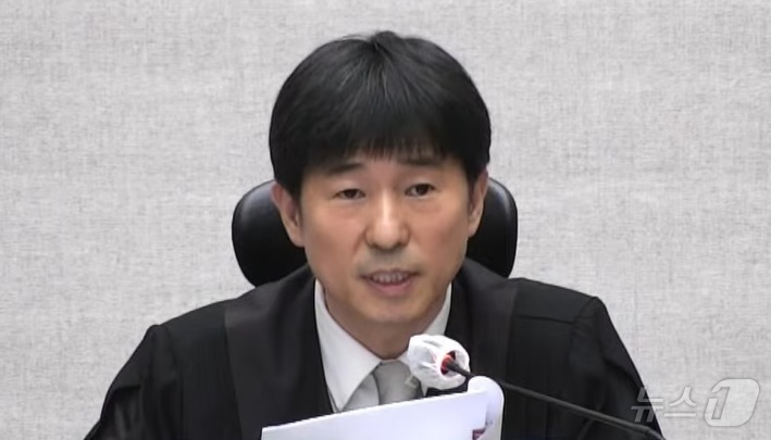(서울=뉴스1) = 지귀연 부장판사가 19일 오후 서울 서초구 서울중앙지방법원에서 열린 12·3 비상계엄 관련 윤석열 전 대통령 내란 우두머리 혐의 사건 1심 선고공판에서 판결문을 …