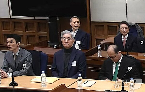 본문 이미지 - 윤석열 전 대통령이 19일 오후 서울 서초구 서울중앙지방법원에서 열린 12·3 비상계엄 관련 내란 우두머리 혐의 사건 1심 선고공판에 출석해 자리에 앉아 있다. (서울중앙지법 제공. 재판매 및 DB 금지) 2026.2.19 ⓒ 뉴스1