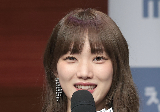 인사말 하는 이성경