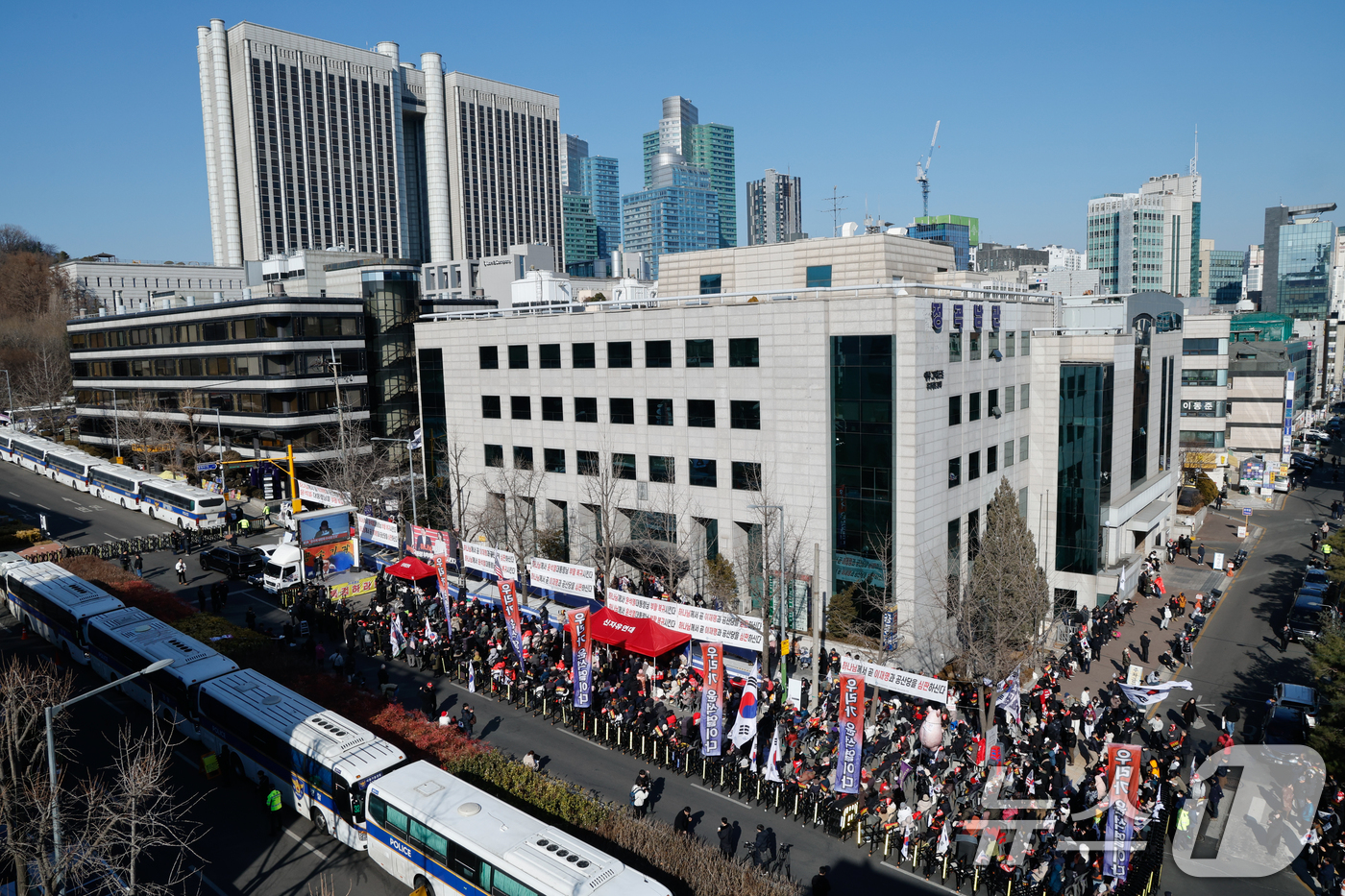 (서울=뉴스1) 안은나 기자 = 윤석열 전 대통령의 12·3 비상계엄 관련 내란 우두머리 등 혐의 1심 선고 기일인 19일 서울 서초구 중앙지방법원 주위의 경찰차벽 앞에서 지지자들 …