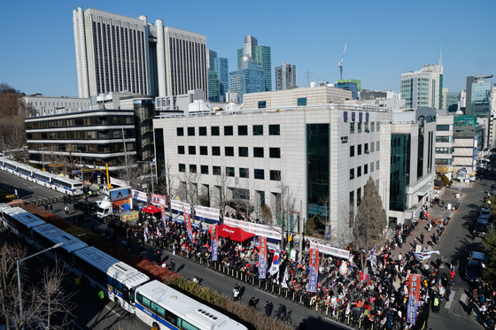 중앙지법 둘러싼 경찰차벽