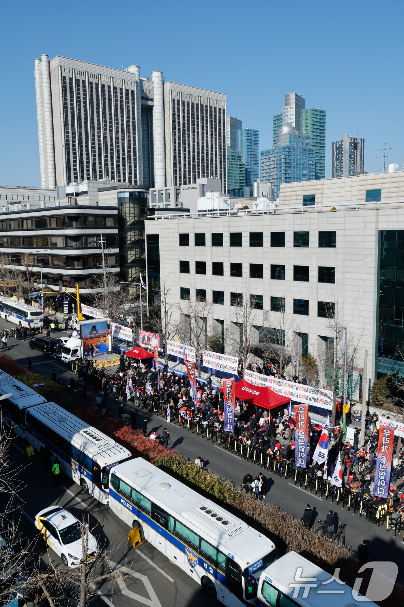 (서울=뉴스1) 안은나 기자 = 윤석열 전 대통령의 12·3 비상계엄 관련 내란 우두머리 등 혐의 1심 선고 기일인 19일 서울 서초구 중앙지방법원 주위의 경찰차벽 앞에서 지지자들 …