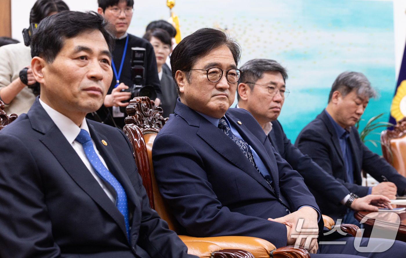 (서울=뉴스1) 이승배 기자 = 우원식 국회의장이 19일 서울 여의도 국회의장실에서 12·3 비상계엄 관련 내란 우두머리 혐의를 받는 윤석열 전 대통령의 1심 선고 공판 생중계를 …