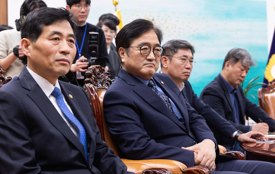 윤석열 1심 선고 방송 지켜보는 우원식 국회의장