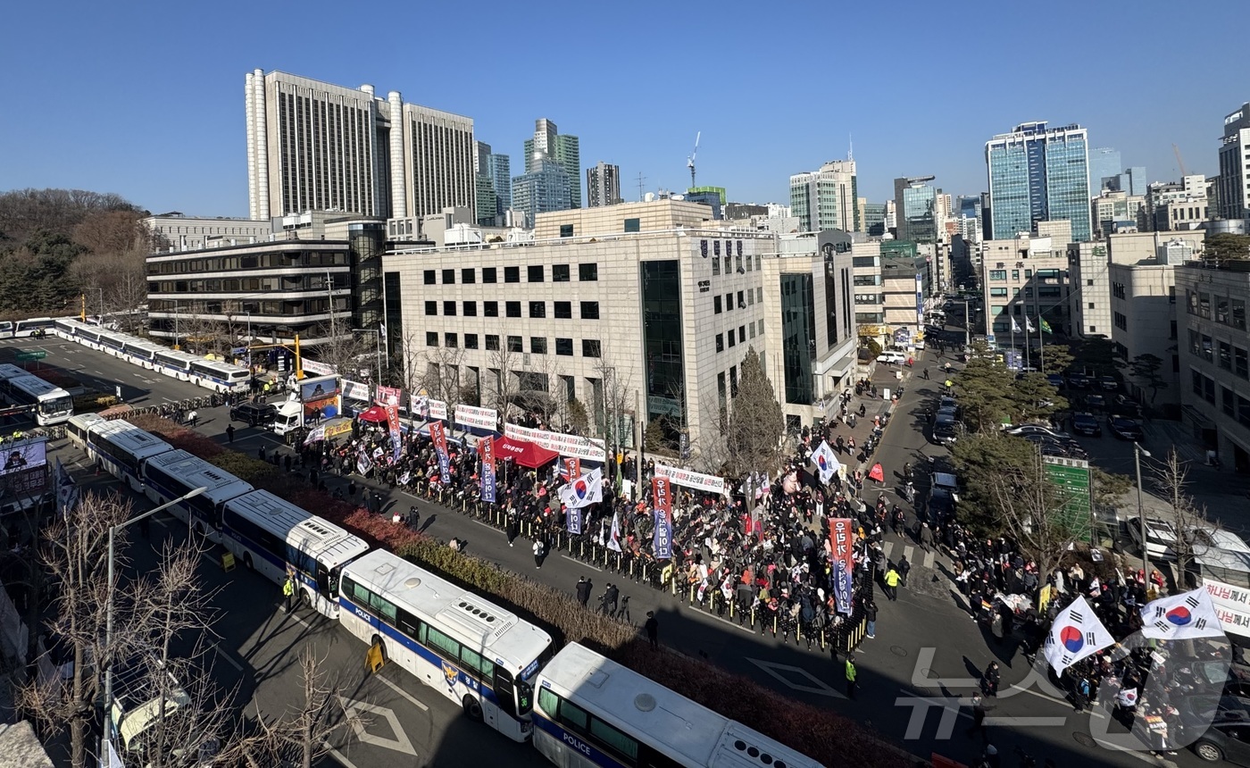 (서울=뉴스1) 안은나 기자 = 윤석열 전 대통령의 12·3 비상계엄 관련 내란 우두머리 등 혐의 1심 선고 기일인 19일 서울 서초구 중앙지방법원 주위의 경찰차벽 앞에서 지지자들 …