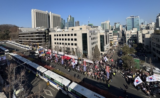 윤석열 '내란 우두머리' 선고, 중앙지법 둘러싼 경찰차벽
