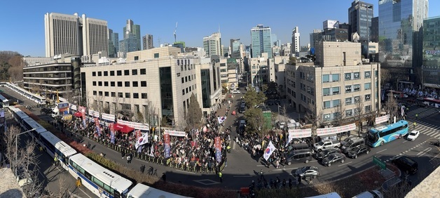윤석열 '내란 우두머리' 선고, 중앙지법 둘러싼 경찰차벽