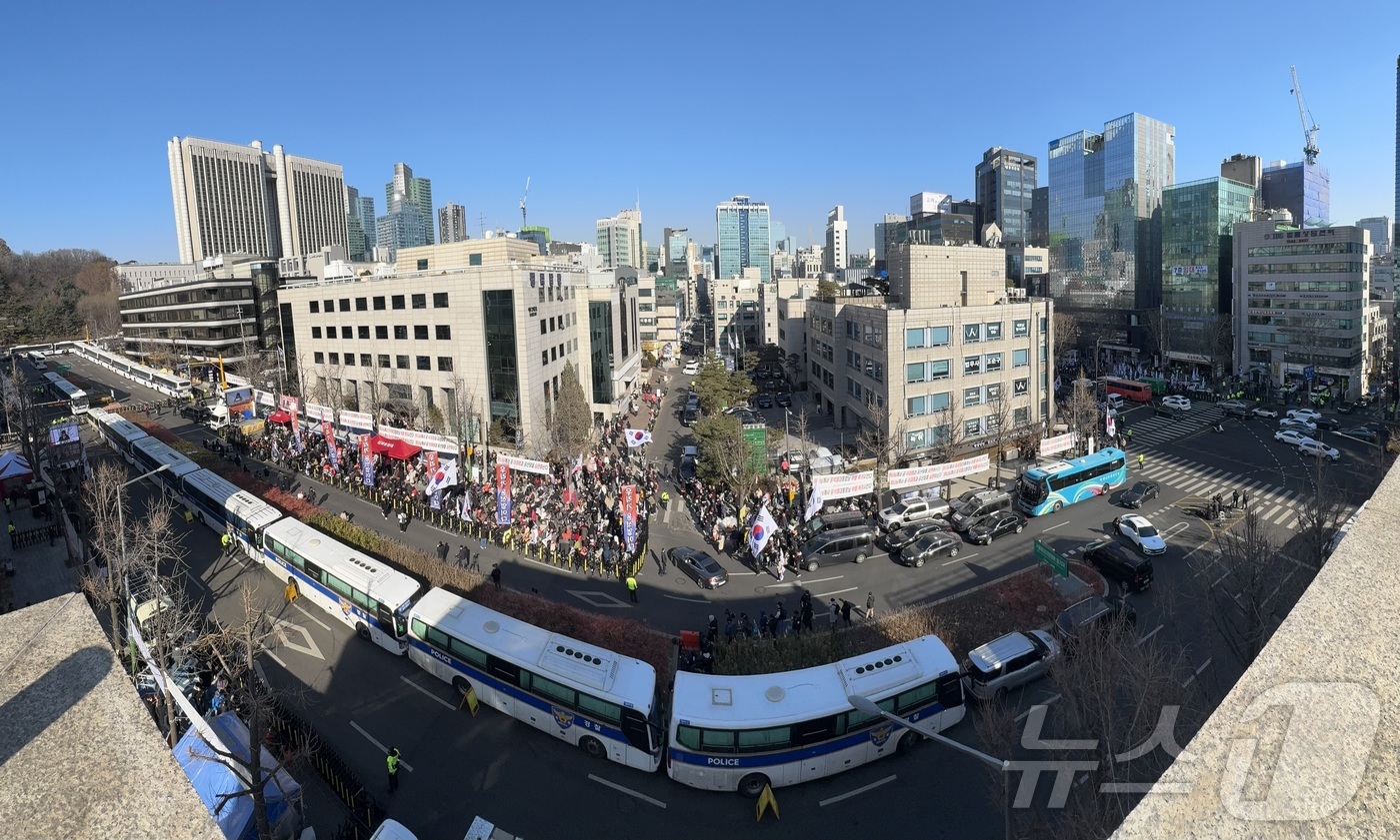 (서울=뉴스1) 안은나 기자 = 윤석열 전 대통령의 12·3 비상계엄 관련 내란 우두머리 등 혐의 1심 선고 기일인 19일 서울 서초구 중앙지방법원 주위의 경찰차벽 앞에서 지지자들 …