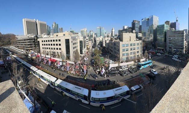 윤석열 '내란 우두머리' 선고, 중앙지법 둘러싼 경찰차벽