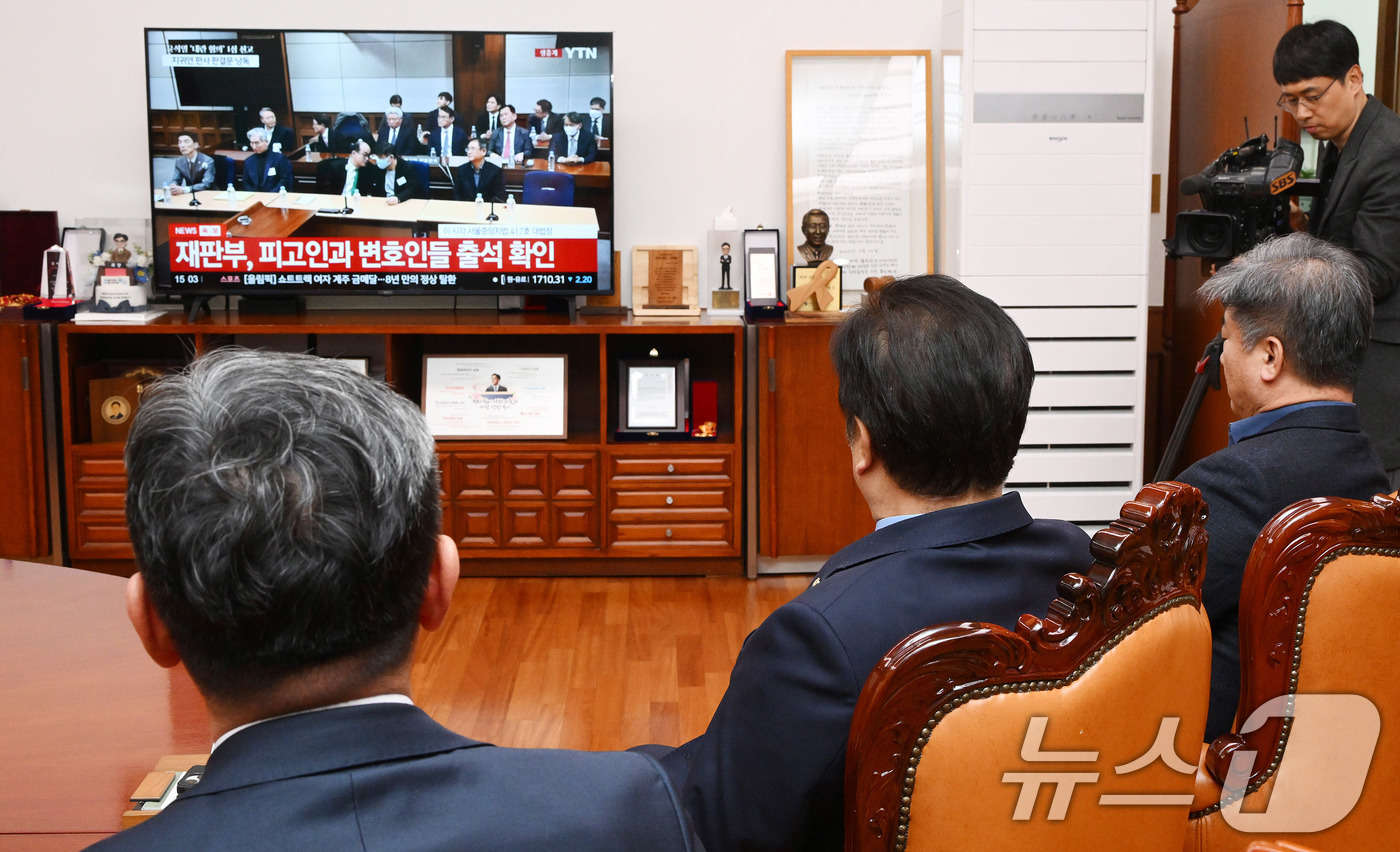 (서울=뉴스1) 이승배 기자 = 우원식 국회의장이 19일 서울 여의도 국회의장실에서 12·3 비상계엄 관련 내란 우두머리 혐의를 받는 윤석열 전 대통령의 1심 선고 공판 생중계를 …