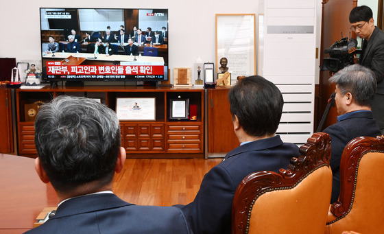 尹 1심 선고 방송 지켜보는 우원식 의장