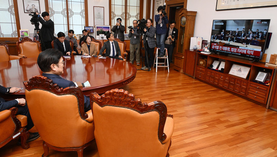 尹 1심 선고 생중계 시청하는 우원식 의장