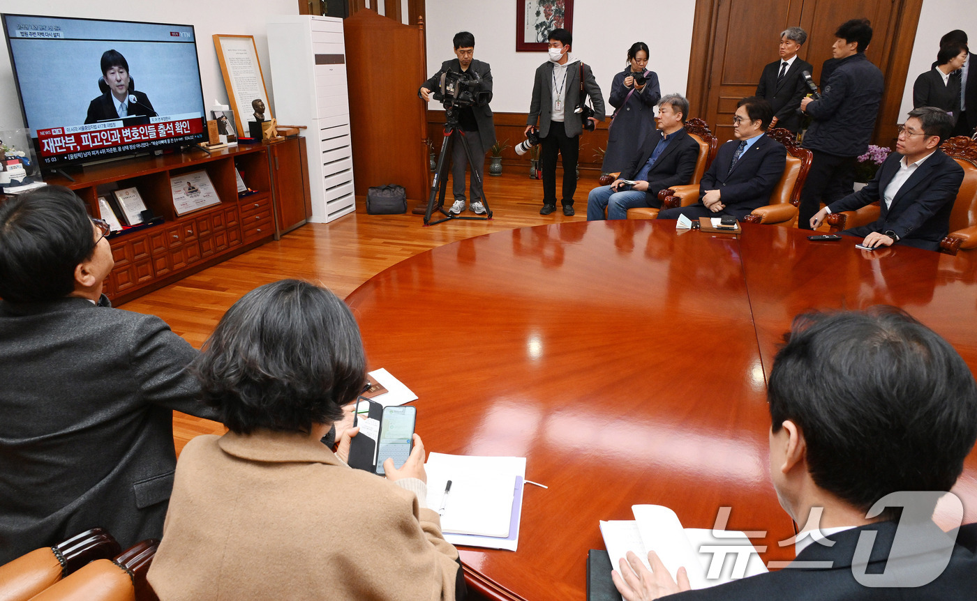 (서울=뉴스1) 이승배 기자 = 우원식 국회의장이 19일 서울 여의도 국회의장실에서 12·3 비상계엄 관련 내란 우두머리 혐의를 받는 윤석열 전 대통령의 1심 선고 공판 생중계를 …