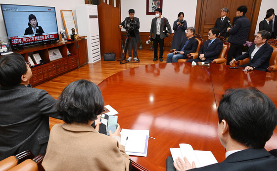 윤석열 1심 선고 방송 시청하는 우원식 국회의장