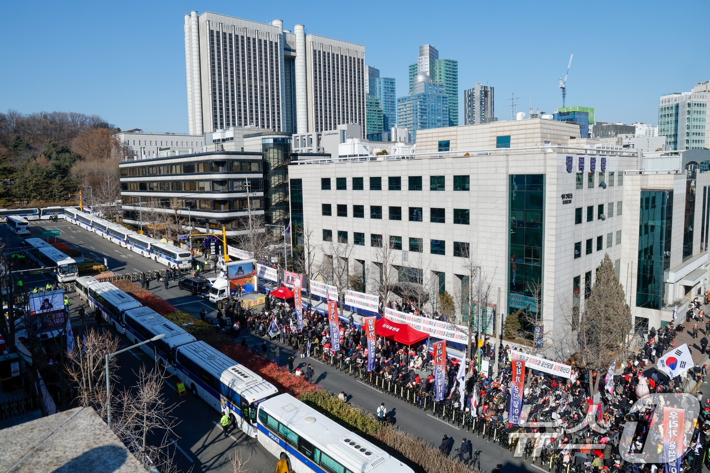 (서울=뉴스1) 안은나 기자 = 윤석열 전 대통령의 12·3 비상계엄 관련 내란 우두머리 등 혐의 1심 선고 기일인 19일 서울 서초구 중앙지방법원 주위의 경찰차벽 앞에서 지지자들 …