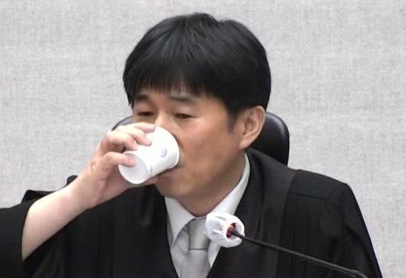 尹 내란 선고서 찰스 1세 언급한 지귀연…"의회 공격은 반역죄"