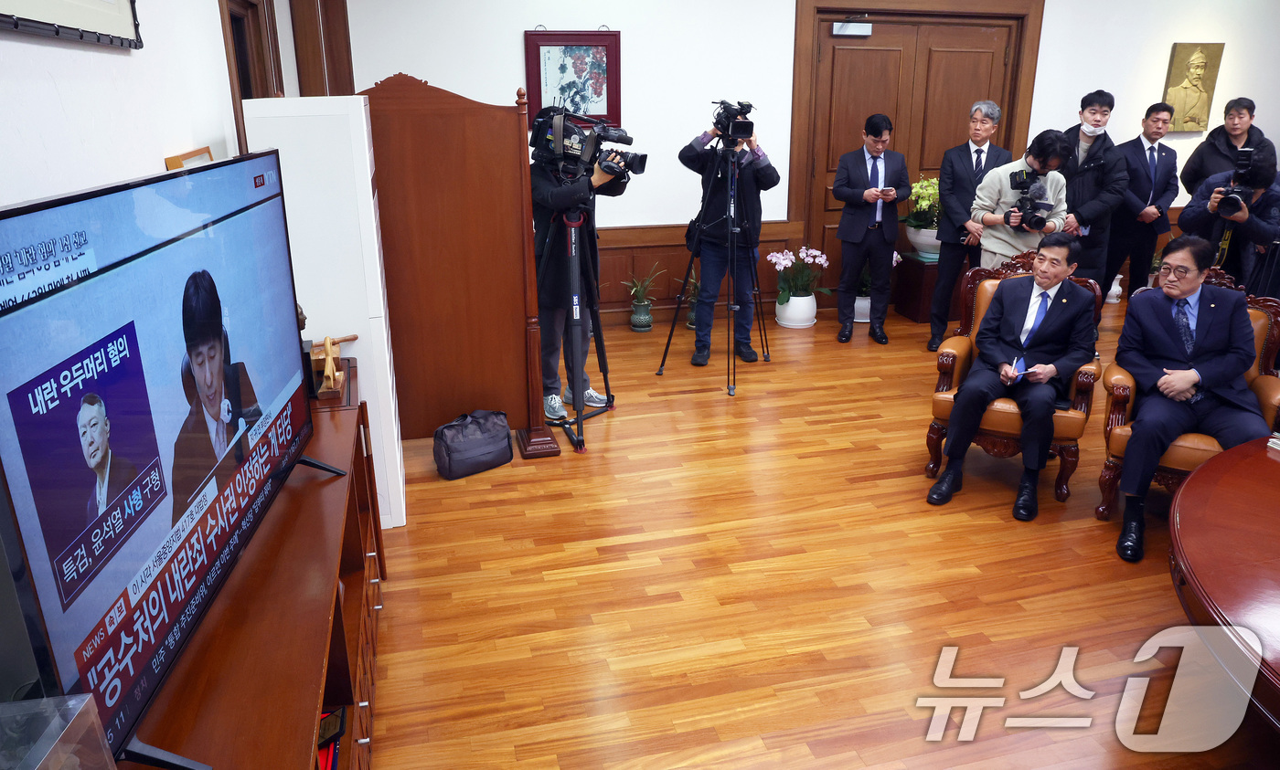 (서울=뉴스1) 이승배 기자 = 우원식 국회의장이 19일 서울 여의도 국회의장실에서 12·3 비상계엄 관련 내란 우두머리 혐의를 받는 윤석열 전 대통령의 1심 선고 공판 생중계를 …