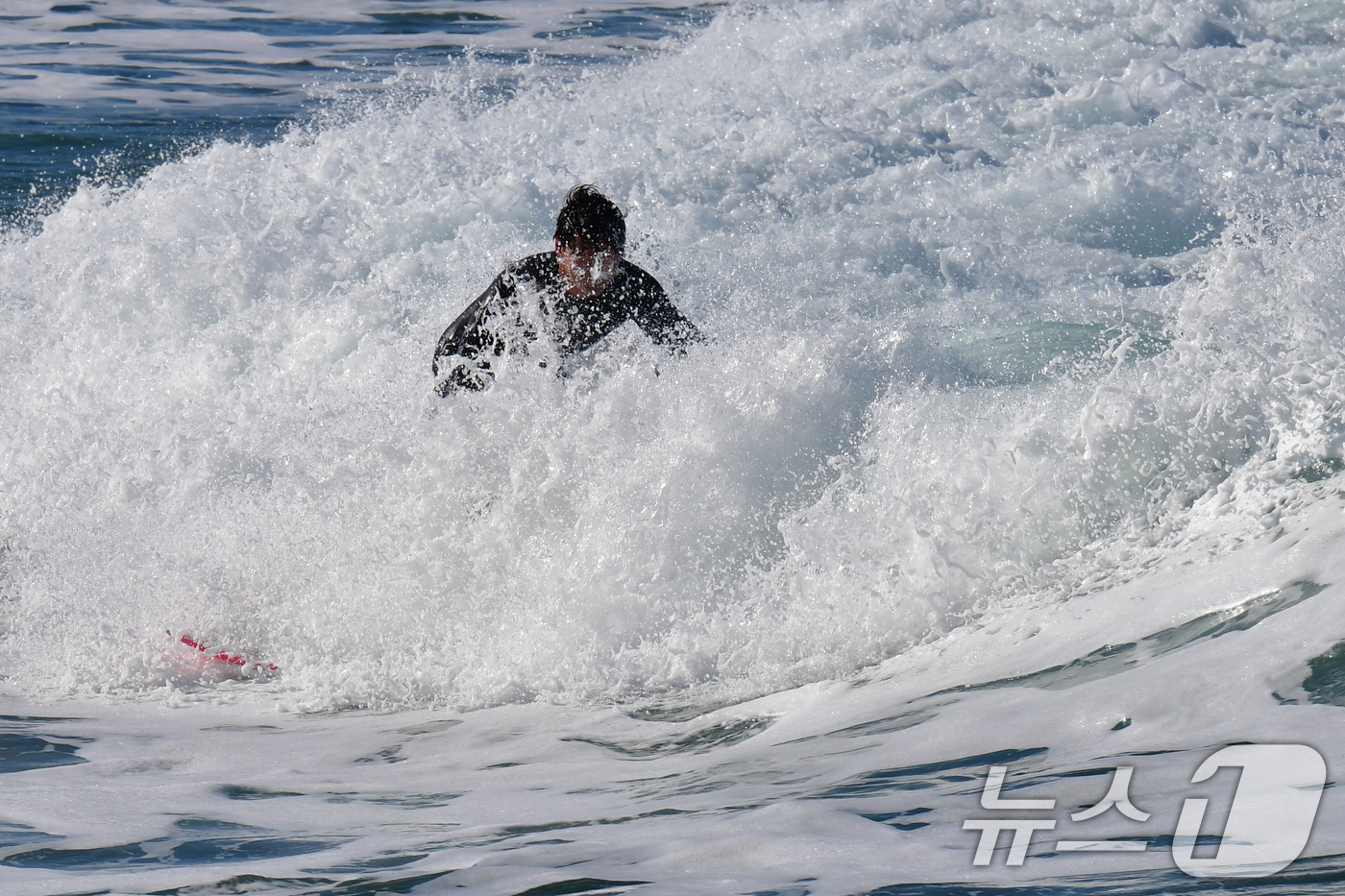 (포항=뉴스1) 최창호 기자 = 절기상 우수인 19일 오후 경북  포항시 북구 용한리 앞 바다에서 서퍼들이 파도를 타고 있다. 2026.2.19/뉴스1