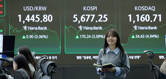 기관이 쓸어담은 코스피, 사상 최고치 마감