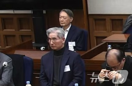 (서울=뉴스1) = 윤석열 전 대통령이 19일 오후 서울 서초구 서울중앙지방법원에서 열린 12·3 비상계엄 관련 내란 우두머리 혐의 사건 1심 선고공판에 출석해 자리에 앉아 있다. …