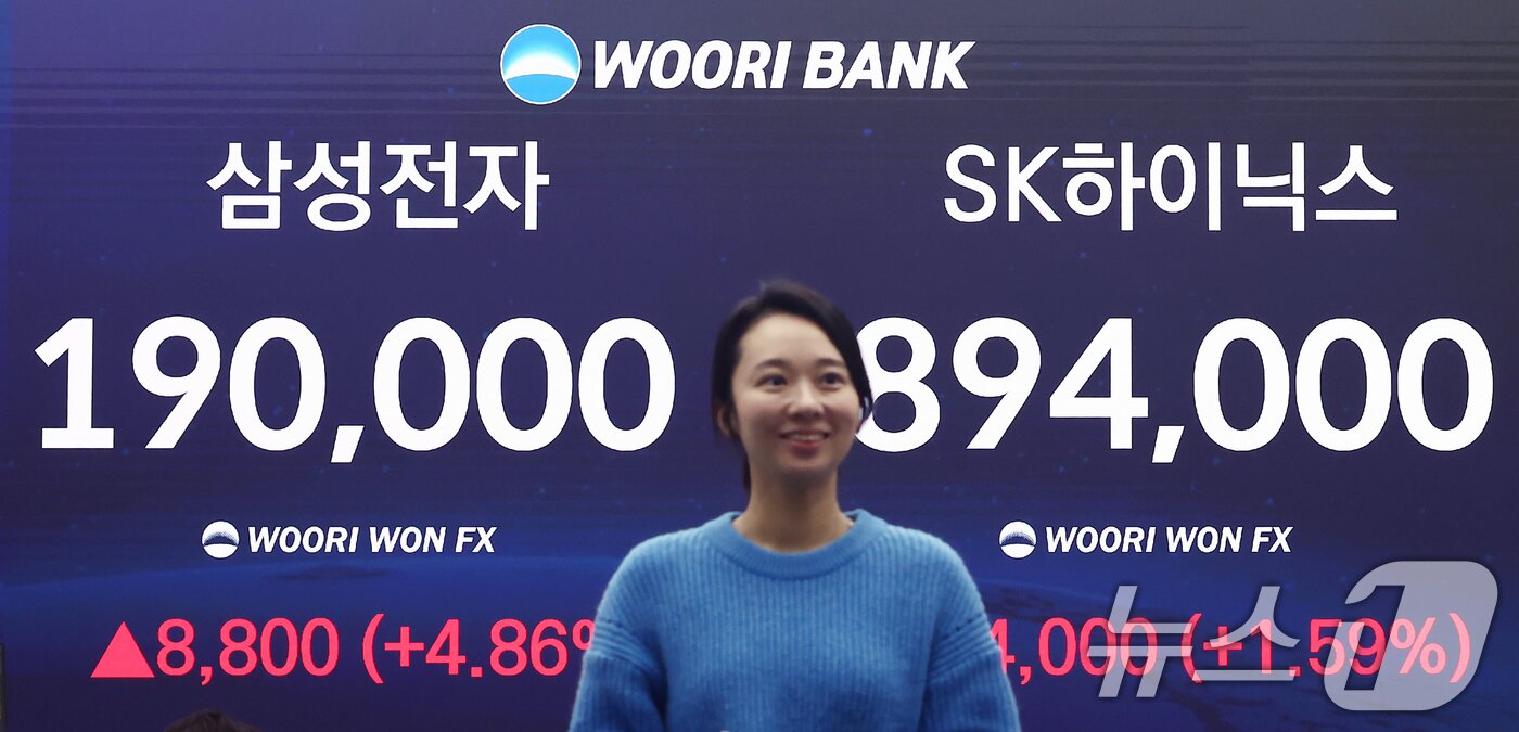 본문 이미지 - 코스피가 사상 첫 5600선 마감한 19일 오후 서울 중구 우리은행 본점 딜링룸 전광판에 종가가 표시돼 있다. 이날 삼성전자는 전일 대비 4.86% 오른 19만원, SK하이닉스는 1.59% 오른 89만4000원에 장을 마감했다. 2026.2.19 ⓒ 뉴스1 김민지 기자