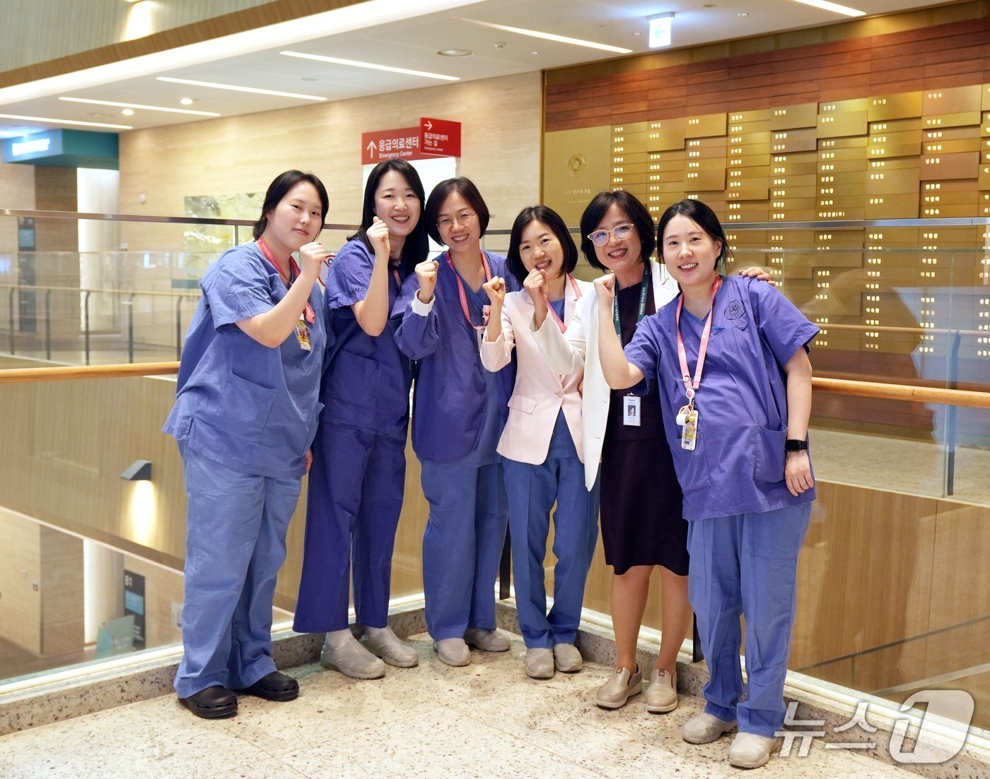 본문 이미지 - (왼쪽부터) 이화엄마아기병원 에드먼즈교육센터의 강승진, 이주화 간호사, 전미나 주임간호사, 신정란 파트장, 문현숙 센터장, 최보영 간호사.(이화여자대학교 의료원 제공)