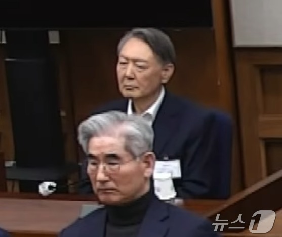 (서울=뉴스1) = 윤석열 전 대통령이 19일 오후 서울 서초구 서울중앙지방법원에서 열린 12·3 비상계엄 관련 내란 우두머리 혐의 사건 1심 선고공판에 출석해 선고를 받고 있다. …