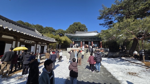 "'유느님' 보고 '동해선' 타고 왔어예"…설 연휴 대박난 강릉 오죽헌