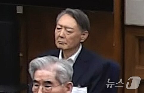 본문 이미지 - 윤석열 전 대통령이 19일 오후 서울 서초구 서울중앙지방법원에서 열린 12·3 비상계엄 관련 내란 우두머리 혐의 사건 1심 선고공판에 출석해 선고를 받고 있다. 이날 재판부는 윤석열 전 대통령에게 무기징역을 선고했다. (서울중앙지법 제공. 재판매 및 DB 금지) 2026.2.19 ⓒ 뉴스1