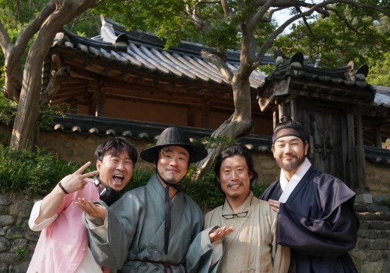 안재홍 공개한 '왕과 사는 남자' 촬영장…장항준의 '말티즈' 미소 [N샷]