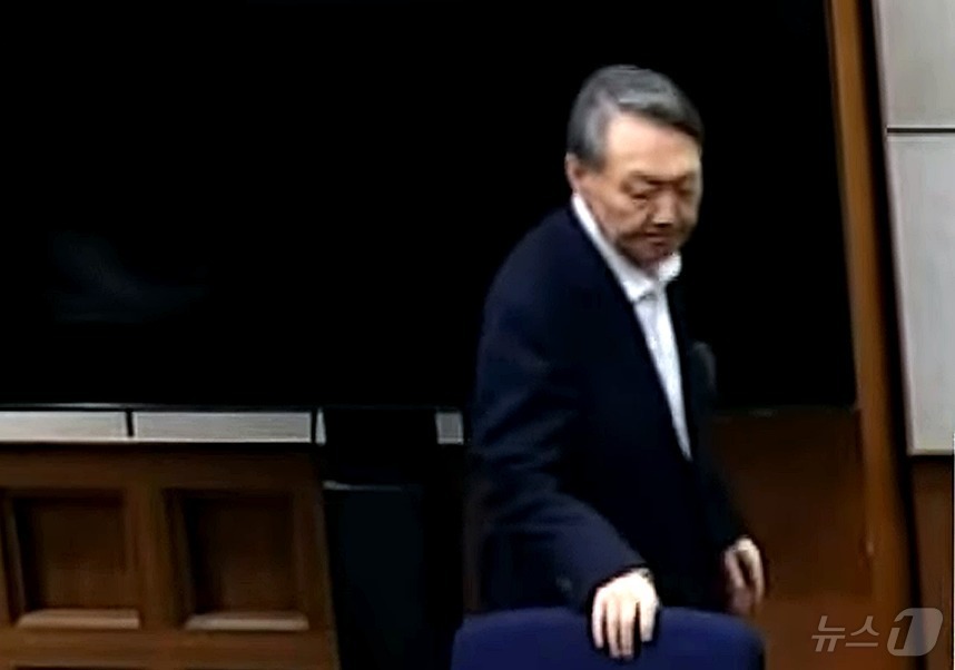 (서울=뉴스1) = 윤석열 전 대통령이 19일 오후 서울 서초구 서울중앙지방법원에서 열린 12·3 비상계엄 관련 내란 우두머리 혐의 사건 1심 선고공판에 출석해 자리에 앉아 있다. …